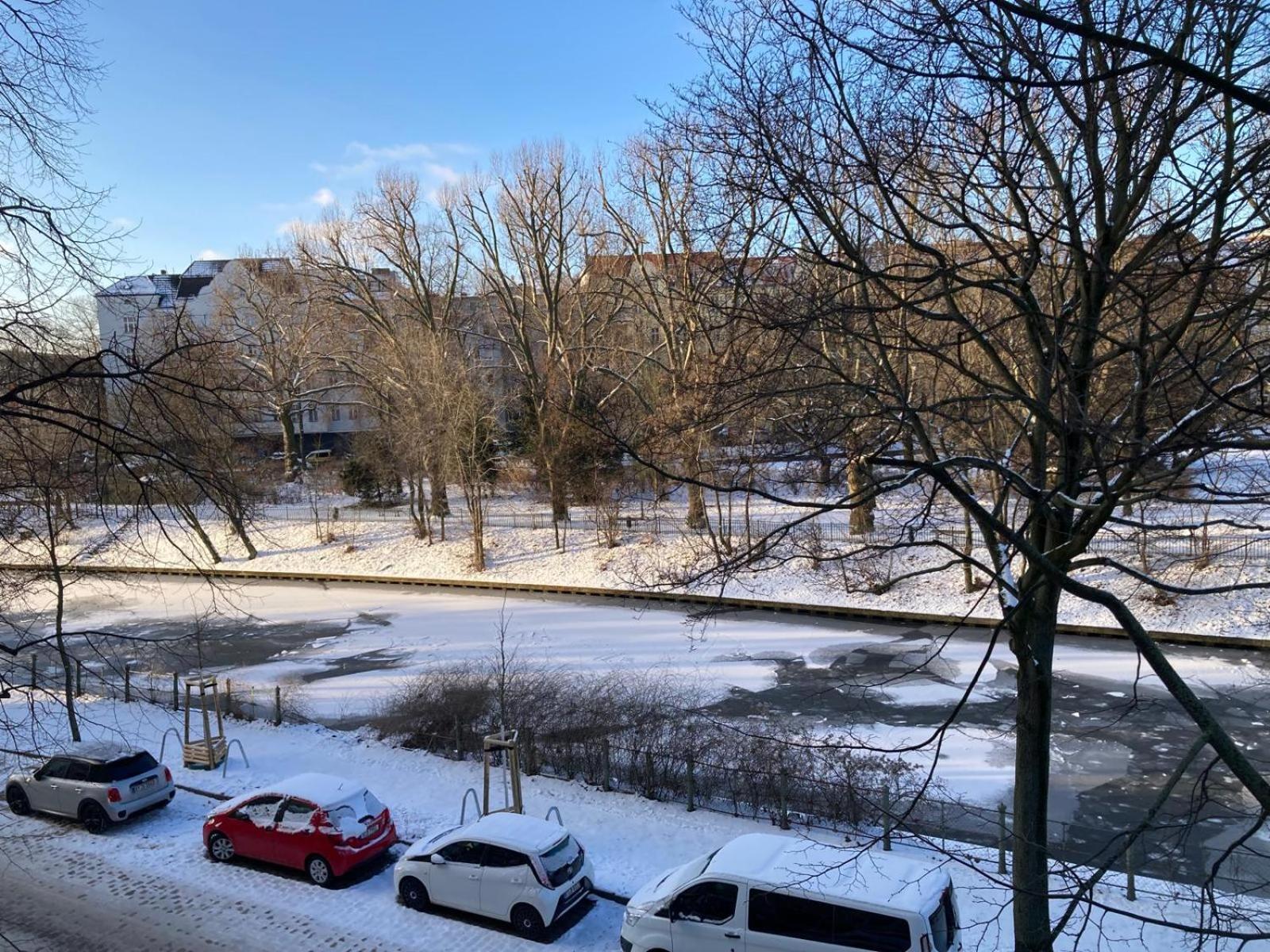 Canal-front At Maybachufer - Private In Newly Renovated 80 Sqm Two-bedroom Privatunterkunft *
